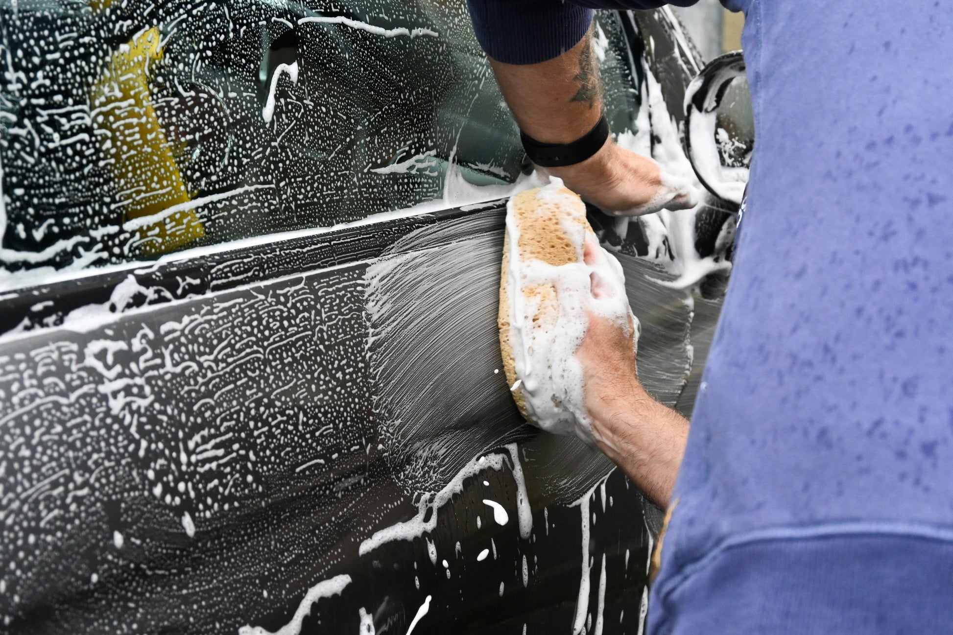 Onderhoudswas auto aan huis – veilige handwas door Het Detailhuis